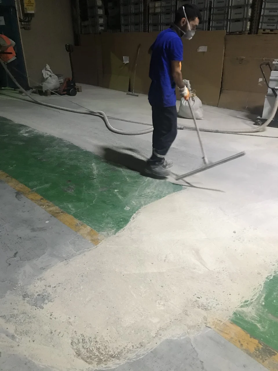 Beton Parlatma mı Epoksi mi? Zemin Kaplamada Doğru Karar Rehberi